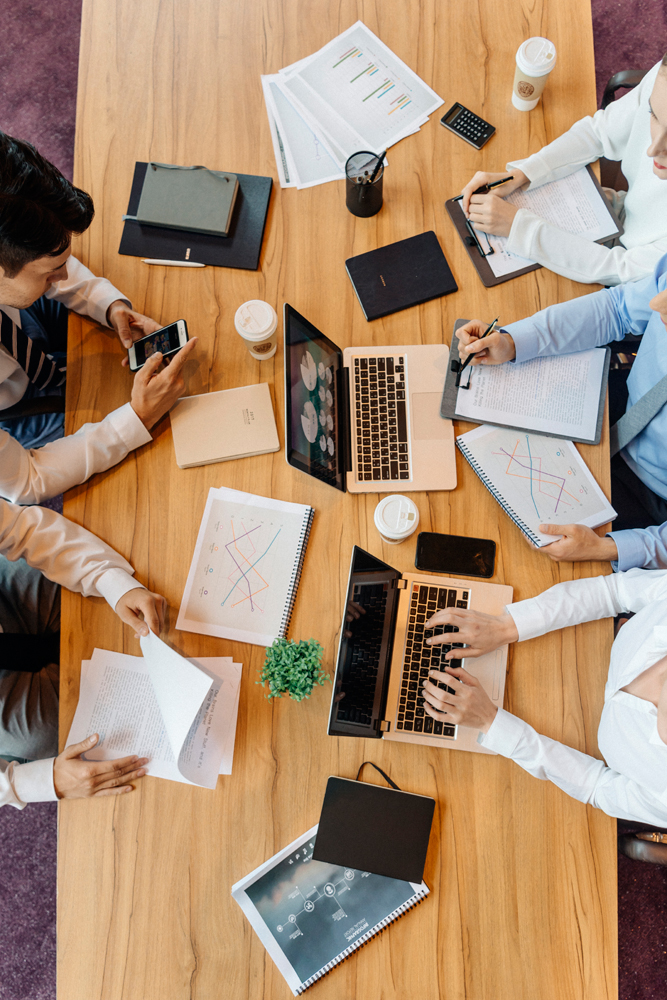 노트북으로 작업하는 모습