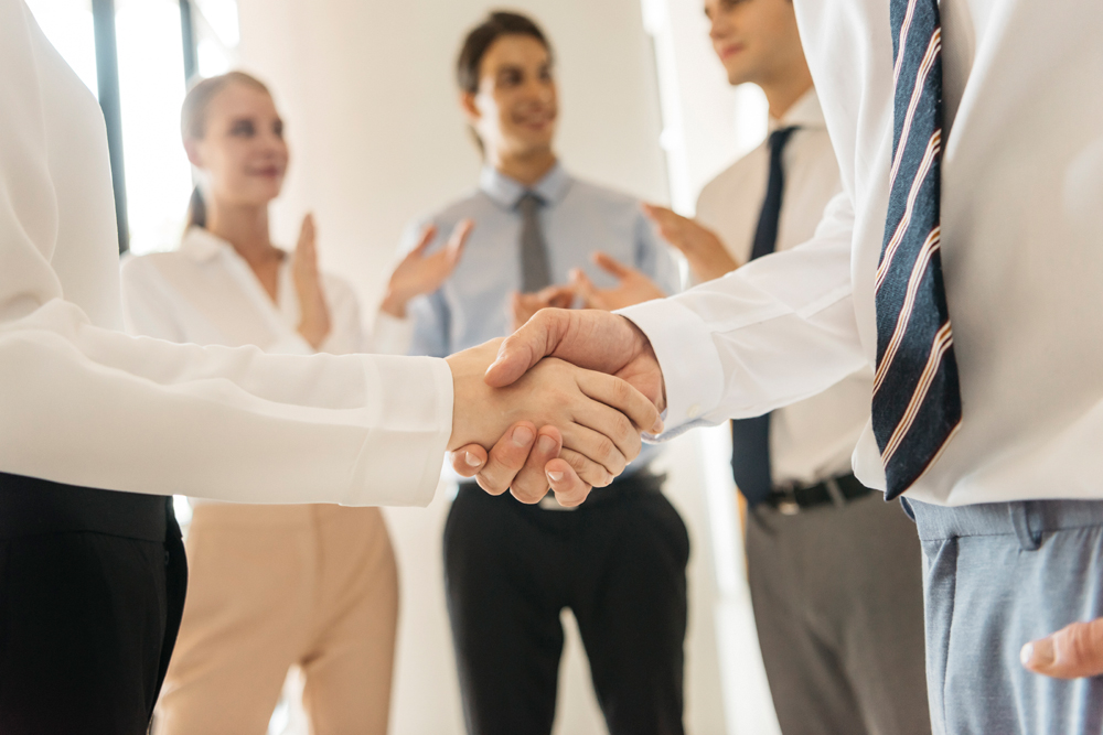 팀원들이 함께 회의하는 모습